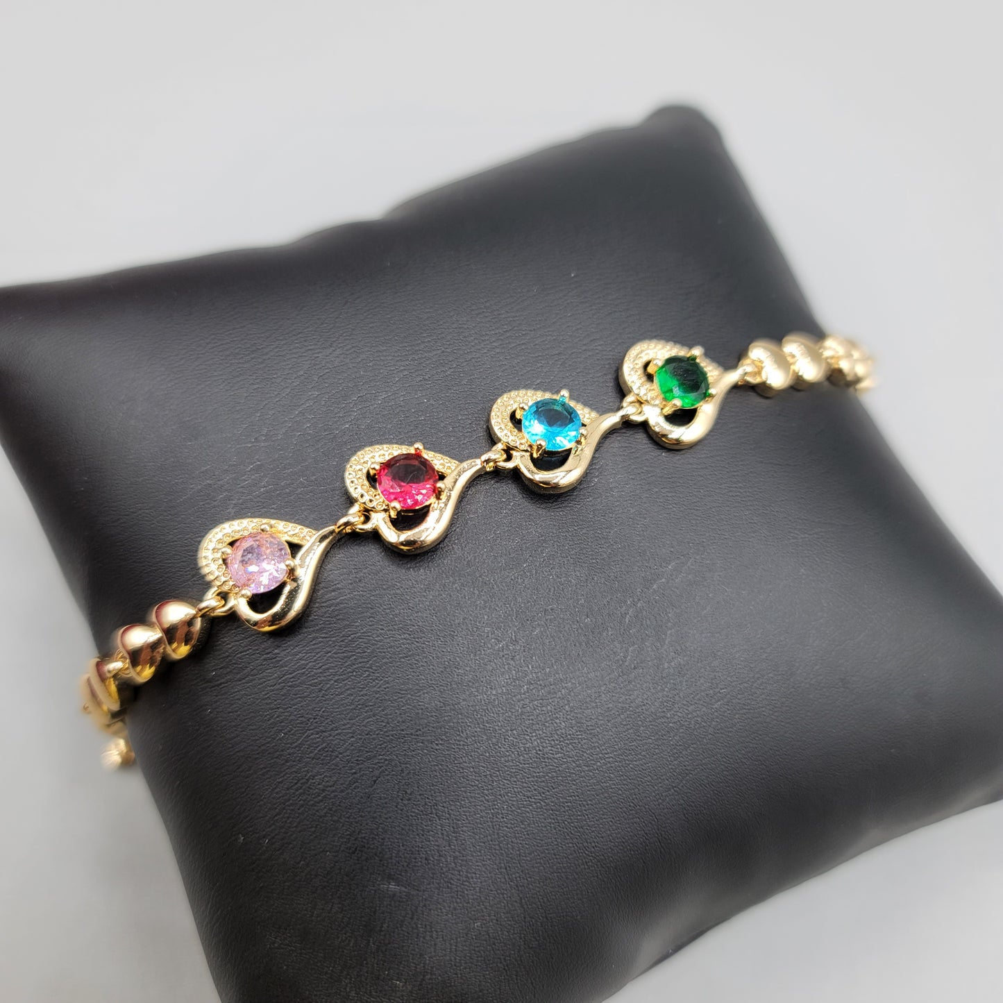 BRAZALETE DE CORAZONES MULTICOLOR HEARTS CZ GOLD PLATED BRACELET 7.25"